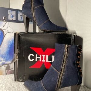 Blue Heeled Boots with Side Zipper, size 8. (Pre-owned)in like new condition.